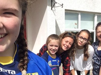 http://www.curso-escolar-en-el-extranjero.es/wp-content/uploads/2018/07/Ireland-Students-Host-Family-400x300.jpg